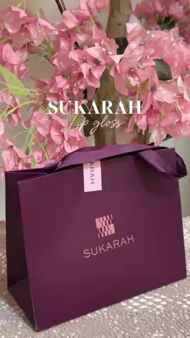 أجمل ما وصلني .. PR من براند سكرة🩷 قلوسات جدا جميله ومميزة وعمليه وللامانه قوامها متوازن  .. ألوانها متنوعه ومتدرجة تناسب جميع البشرات..بالحيل حبيييييييت  @سارة الودعاني @SUKARAH #سكرة_الجمال_المتجدد#fypage #explore 