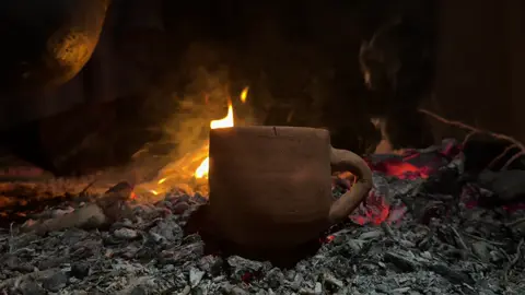 قد تراني مع الكثير لكنني لا أرتاح مع أحد غير نفسي...!