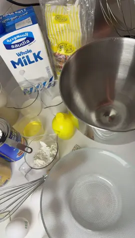 كيكة اسفنجيه نفس طريقتي بالسويسرول بس حبيتها طبقات سويسرول الفانيلا الطريقه  ٤ بيضات حجم وسط 55جرام حليب سائل ٤٥ جرام زيت ذره ٦٥ جرام دقيق قليل البروتين  ٧ جرام نشاء ٥٥ جرام سكر  ٥ جرام عصير ليمون ملعقة صغيره فانيلا ملعقة كبيره باكنج باودر #اكسبلور 