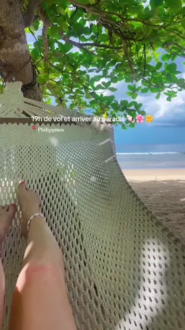 19 heures de vol plus tard, me voilà enfin arrivée aux Philippines… et clairement, l’attente en valait la peine ! ☀️🌴 Entre le décalage horaire, les escales et les heures assise dans l’avion, j’avais qu’une envie : voir le paradis de mes propres yeux. Et maintenant que j’y suis… je peux te dire que c’est encore plus beau que ce que j’imaginais. ✨ Le soleil, la mer, l’ambiance… tout annonce une aventure de folie. 🇵🇭💛 . . . #philippines #travel #trip #backpack #girl 