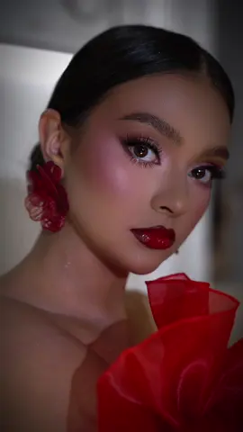 Unleash your feminine charm with a classic red lip, paired with a touch of orchestral magic.🪄 🌹 Machiaj realizat la cursurl de perfecționare alături de cursanta mea @alina.smau.mua  Model - @alessiarascarachi  ___________________________ #redlips #makeupcourse #makeup #iaşi #makeupiasi 