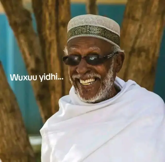 *Intii daran baad kartaa  *In doora rabbaad u tahay  *Dulayna adaa filan *Daryeelna adaa ku faxan *Sidaad damacdaaba fudud *Dardaar warintaada guud *Adaa naxariis ku daray *Danina boqorbaad ka tahay *Dayrana hodanbaad ka tahay *Danbina dhaafad u tahay *Dulqaadana allaad utahay *Baryana deeqlaad utahay *Adaan talo kaa dagdagin *Daraato wax kuu ekaa *Adaan dib u qoomamayn *Adoo isla doonay labo *Adaan midi kaa durkayn *Adaan waxba kaa dibjirin *Adaan damac fuushanayn *Adaan waxaba daba ordayn