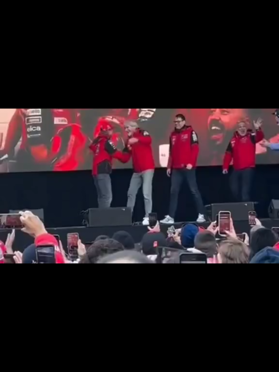 Tutti i vertici della squadra Ducati corse si riuniscono in Spagna a Cervera a festeggiare in piazza il titolo di Marc Marquez ed il secondo posto di  Alex.. scene mai viste ai festeggiamenti fatti in Italia per Pecco ... Bah!!! Oramai vi siete venduti agli Spagnoli in Ducati.. state perdendo la vostra nazione!..mamma Audi cosa pensa  di vendere in Spagna??..... mah!!! #motogp #vr46 #ducaticorse #mm93 #moto 
