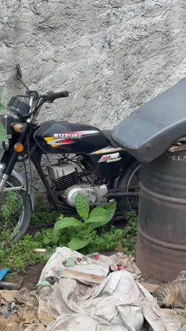 Suzuki ax100 abandonada 😔 #salvithefackingboss #parati #moto #mecanica #ax100suzuki🚫🔥 