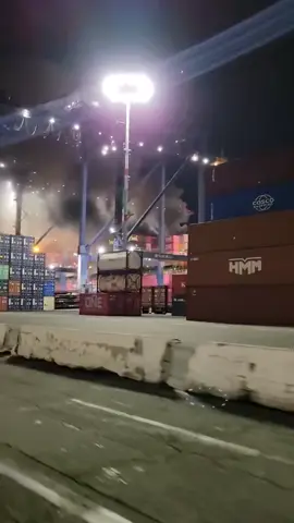 🚨🇺🇸BREAKING: MASSIVE FIRE ERUPTS ON CONTAINER SHIP IN L.A., 100+ FIREFIGHTERS DEPLOYED, 6 CREW MISSING Fire erupted aboard the 