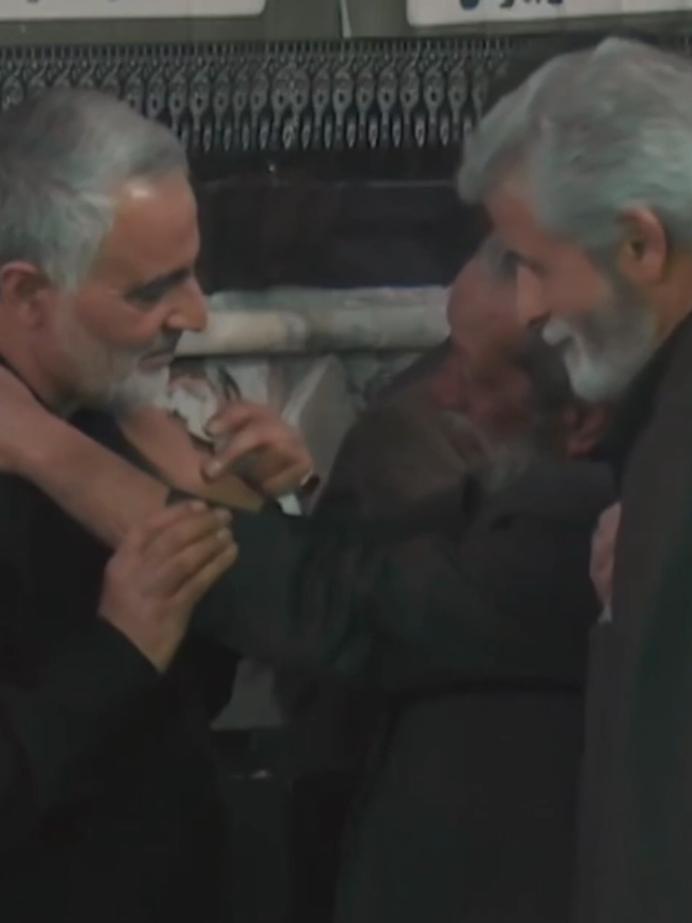 ما أحبّه الشرفاء إلا لأنهم وجدوا فيه رجلاً صادق الوعد، قوي العزم، كريم الروح.  #قاسم_سليماني 