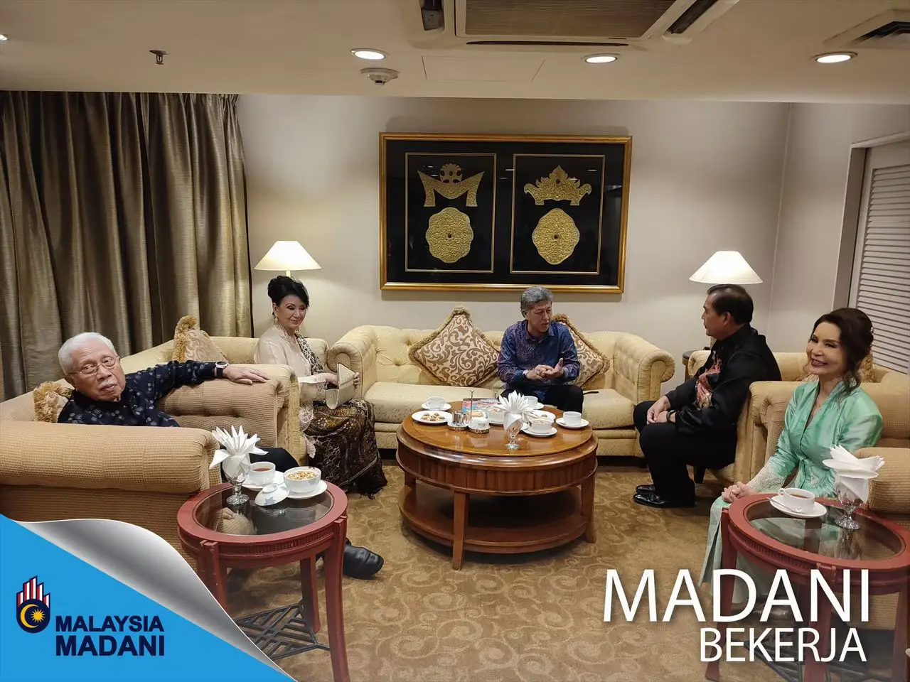 YBHG. DATO’ KSU MOTAC RASMIKAN “36TH INTERNATIONAL BABA NYONYA CONVENTION” SUBANG JAYA, 22 NOVEMBER | Kementerian Pelancongan, Seni dan Budaya (MOTAC) menegaskan komitmen untuk terus memperkukuh promosi warisan negara melalui program komuniti dan kerjasama strategik budaya serantau. YBhg. Dato’ Shaharuddin bin Abu Sohot, Ketua Setiausaha MOTAC mewakili YB Menteri Pelancongan, Seni dan Budaya, telah merasmikan “36th International Baba Nyonya Convention” yang dianjurkan oleh Persatuan Peranakan Baba Nyonya Kuala Lumpur dan Selangor (PPBNKLS) di Dorsett Grand Subang malam tadi. Dalam ucapannya, beliau menyatakan bahawa warisan Baba Nyonya merupakan “mosaik hidup Malaysia” yang membuktikan kekuatan perpaduan budaya dan sejarah negara. Beliau turut memuji usaha PPBNKLS mempopularkan budaya Peranakan melalui pendidikan, seni dan program kreatif seperti Keretapi Sarong serta pelbagai kerjasama komuniti. YBhg. Dato’ Shaharuddin turut menyentuh kejayaan pengiktirafan kebaya sebagai Warisan Budaya Tidak Ketara UNESCO yang menurutnya membuka lebih banyak ruang kepada kreativiti, pertukaran budaya dan sektor pelancongan. MOTAC akan terus mengarusperdanakan warisan budaya menjelang Tahun Melawat Malaysia 2026 (VM2026), sambil memastikan teknologi moden termasuk Kecerdasan Buatan (AI) terus digunakan untuk memelihara, bukan menggantikan, nilai warisan. Konvensyen berprestij ini menghimpunkan delegasi dari rantau Asia bagi meraikan keunikan budaya Baba Nyonya dan memperkukuh jalinan kerjasama serantau dalam pemuliharaan warisan. #MyMOTAC #TaatSetia #MySeniBudaya #MalaysiaTrulyAsia #VM2026