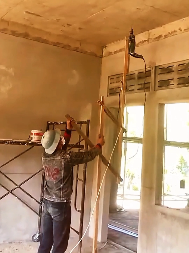 Furando o Teto com Criatividade 🤯 #construção  #pedreiro  #construçãocivil  #curiosidades  #CuriosidadesAfora