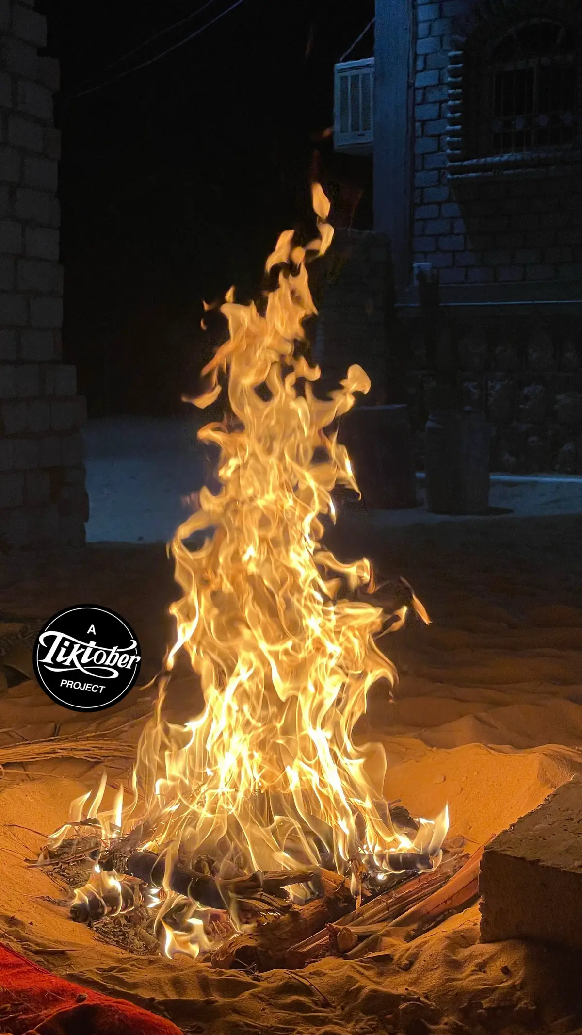 شَبّيت نارك في حماي وتدفّيت ما تدري إن صالي لهيبها فيّ والحين نارك كِنّها نار كبريت وأنا بحر والبحر ما ضرّه الكي شفتِ نار راس العود إن كان شيّبت تهنّيها لا ولعت قطرة الما