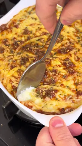 Rondelli Ingredientes: 250g de massa de pastel  1/2 pote de requeijão  10 fatias de presunto  10 fatias de mussarela  1 colher de sopa de manteiga  1 colher de sopa de creme de cebola ou cebola normal picadinha  2 colheres de sopa de farinha de trigo  500ml de leite  1/2 pote de requeijão  Sal, pimenta do reino e noz moscada  Mussarela, queijo parmesão e orégano para finalizar. Forno a 180°C por 20 minutos  #receitas #rondelli 