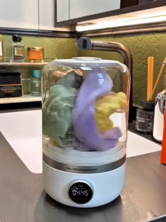 🧺 Mini, mas poderosa! Essa mini máquina de lavar é perfeita para peças íntimas, panos de prato, meias e roupinhas leves. Silenciosa, portátil e ideal pra quem busca praticidade e higiene no dia a dia — e ainda cabe na mala de viagem! Depois que você testa, não vive mais sem. 💦✨ #MiniLavadora #AchadinhosDoLar #Praticidade