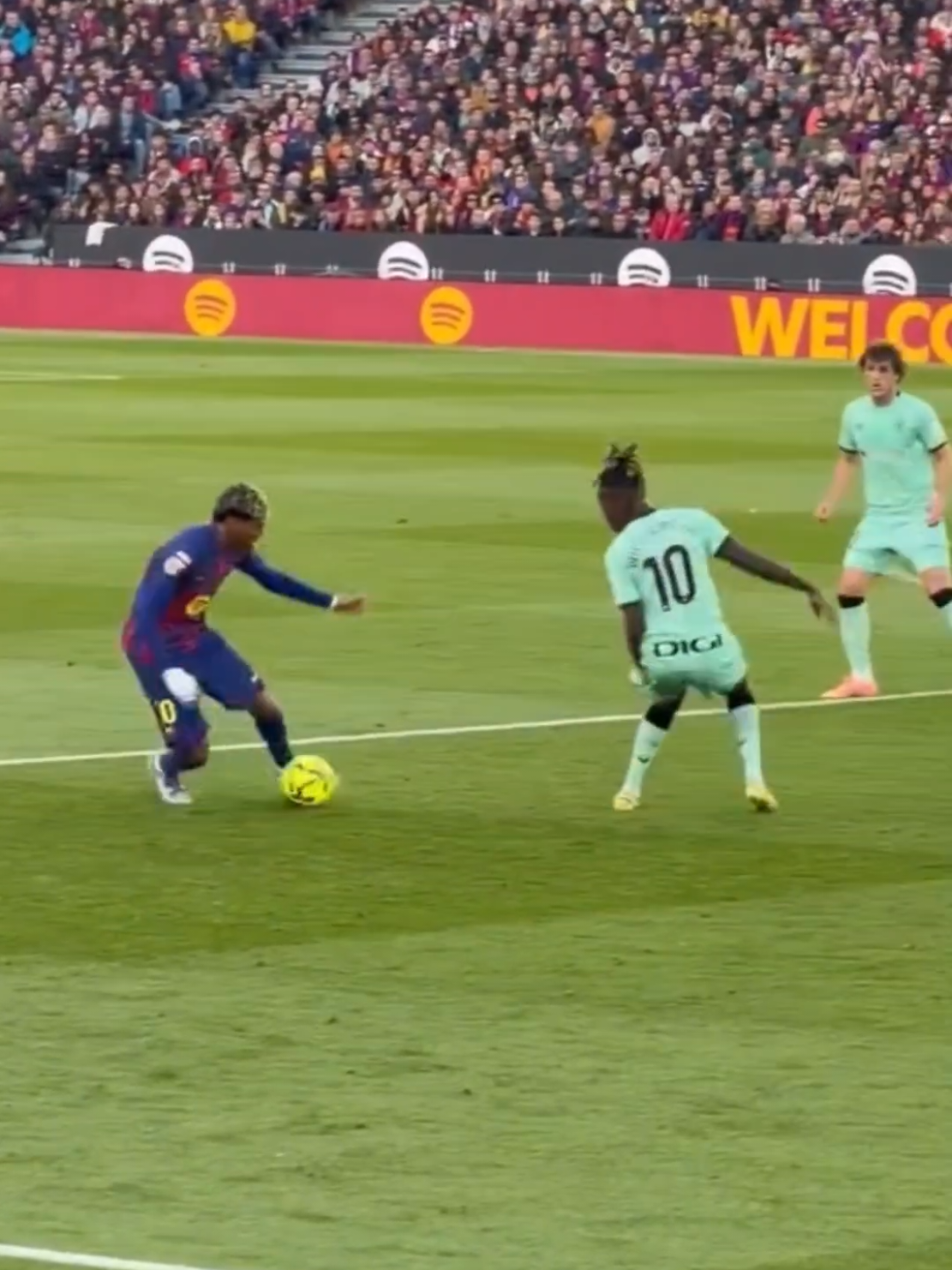 Lamine humiliates Nico 👀 #lamineyamal #nicowilliams #barcelona #football #fyp 