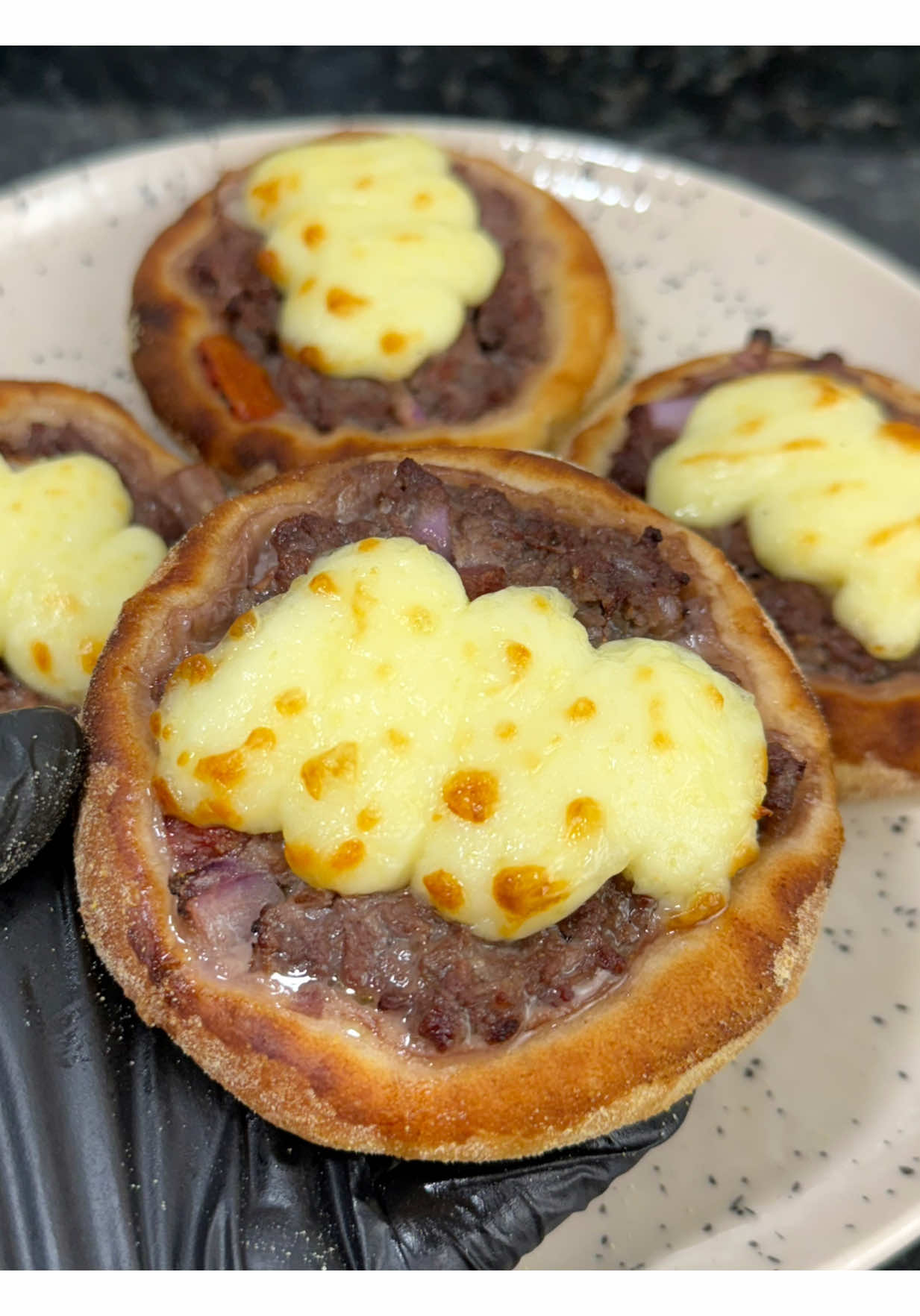 Respondendo a @Nau bueno  ESFIRRA ABERTA NA AIRFRYER😍😋 ⁣⁣⁣⁣⁣⁣⁣⁣⁣⁣⁣⁣⁣⁣⁣⁣⁣ 👉Recheio, é só misturar tudo e deixar descansar na geladeira por pelo menos 1 hora: carne moida, tomate picado sem semente, cebola picada, suco de limão, sal e temperos a gosto.. Requeijão de bisnaga pra colocar por cima. 👉500g de farinha de trigo 👉2 colheres de sopa de fubá  👉2 colheres de sopa de açúcar  👉1/2 colher de sopa de sal 👉15g de fermento biológico seco  👉1/4 de xc de óleo  👉Água aos poucos até dar ponto 👉Coloque na tigela a farinha, o fubá, o açúcar, o sal o fermento biológico, o óleo a a água aos poucos enquanto mistura.. 👉Sove a massa por aproximadamente 10 minutos. A massa não pode ficar pesada, tem que ficar macia. 👉Pese bolinhas com 45g ou do tamanho que quiser. 👉Passe as bolinhas no fubá, coloque na forma, afastadas umas das outras. 👉Deixe crescer até dobrar de tamanho. 👉Abra as bolinhas com ajuda dos dedos, lembre-se de deixar as bordinhas.  👉Coloque o recheio, deixe crescer mais 30 minutos e leve pra assar no forno pré-aquecido a 200 graus ou na airfryer, eu assei na airfryer por mais ou menos 10 minutos a 180 graus. (Já pode rechear as esfirras direto na forma da airfryer tá, eu fiz assim porque fica mais fácil mostrar) #esfirradequeijo #esfirraabertacaseira  #esfirra #esfirras #esfirradecarne                                                        