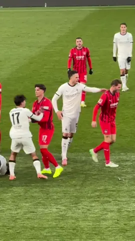 Diskussionen zwischen Gladbach und Heidenheim nach Foulspiel 🤯🔥 #borussiamönchengladbach #bundesliga #heidenheim #diefohlen #fy 