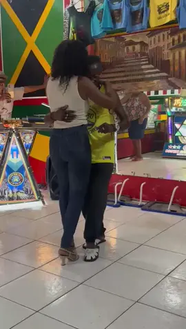 Formiguinha Roots é brabo! Conduzindo a DJ Sherry com maestria, levantando a vibe e mostrando porque é referência no reggae do Maranhão #FormiguinhaRoots #DJSherry #VibeElevada #MúsicaBoa #CulturaSoundSystem