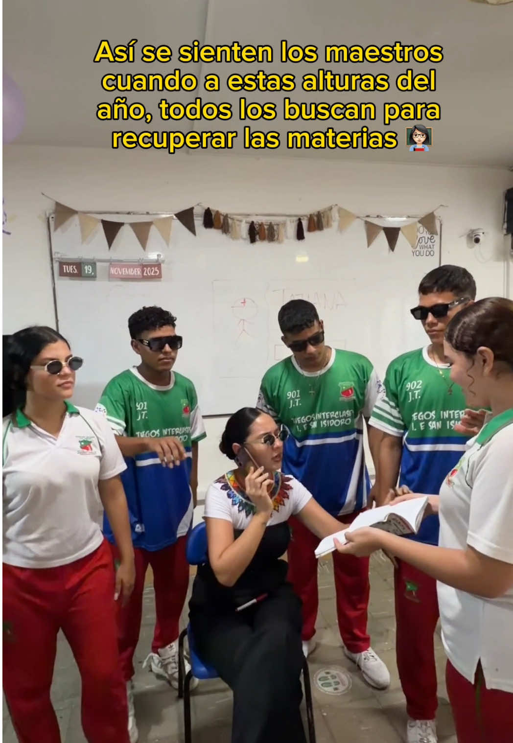 Con la actuación especial de mis tres mancancanes y la agente especial 007 🤭😂 Les dije: “Chicossss vamos a hacer un video, traigan gafas que los hagan ver malotes” JAJAJAJAJAJA 🙈😅 Se metieron en su papel 💕🫶🏼 ¡Los amo!  Bueno, así nos sentimos cuando nos buscan a pedir cacao para que les ayudemos con “algún trabajito” para recuperar el año. 🫠 Los más solicitados del condado.  Vi un video parecido en la cuenta del @El profe Jordi y la adapté a este fenómeno tan gracioso que se vive cada fin de año escolar.  #profe #maestra #docente #profetatiana #Maestra 