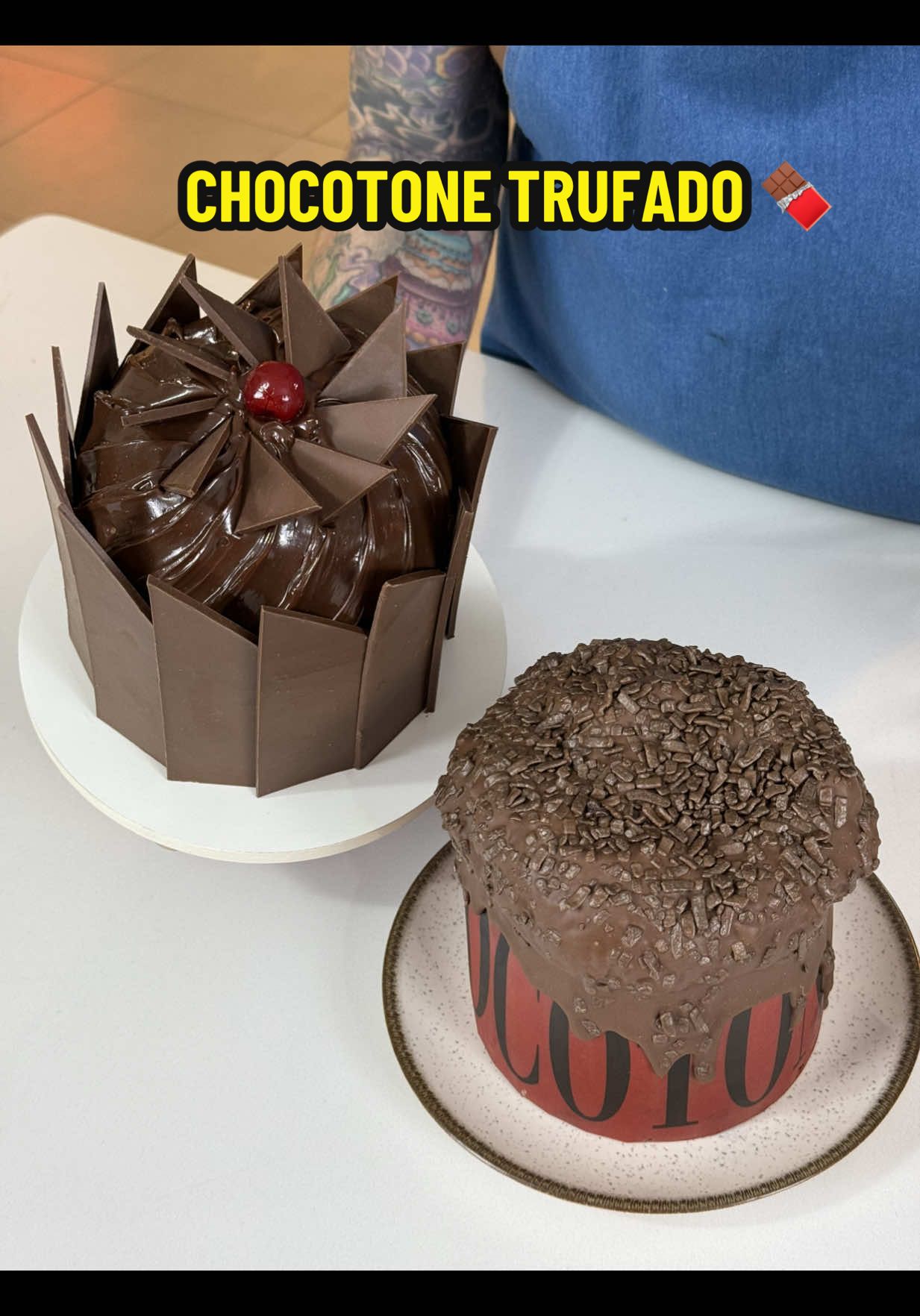 Se liga como eu trufo meu chocotone, não precisa recortar ele inteiro, é só fazer uns buraquinhos pra injetar o recheio. 🍫  RECEITA ⬇️  INGREDIENTES: 1kg chocolate ao leite  600g creme de leite UHT 25% 150g glucose  COBERTURA: 1kg chocolate ao leite  50g confeito de chocolate  1 cereja  #chocotonetrufado #receitas #fy #chocolate #panetonetrufado 