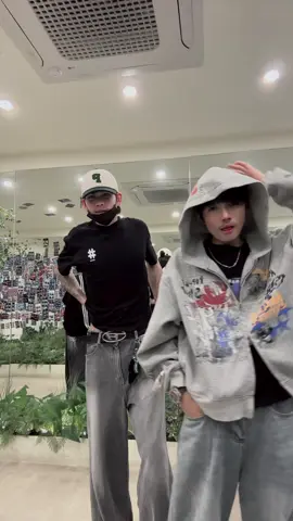 With b p’oun 🤪#fyp #ផុសអត់អ្នក__like🙃 #មេសាងព្រៃវែងផ្ទះខ្ញុំ😘🏡 #수원 @Sok Ra🖤✌️ @SEYHA🇰🇷❤️🇰🇭 @Thyy🦥 @🇰🇭VANNY🇰🇷 @Ah Pøv 