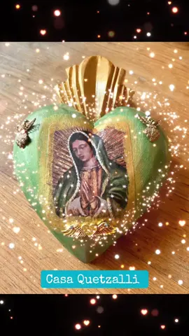 ✨ Corazón Guadalupano – Creación Artesanal de Casa Quetzalli ✨ Este corazón de madera, hecho a mano con amor, lleva en el centro la imagen de la Virgen de Guadalupe, protectora, madre y luz de millones. Cada detalle dorado, cada ala y cada brillo fueron colocados para honrar su energía de consuelo, fe y esperanza. 💚✨ Es una pieza que no solo adorna: abraza, acompaña y bendice el hogar. Ideal para regalar, agradecer, comenzar un nuevo ciclo o simplemente traer paz al espacio donde se coloque. 🌟 En Casa Quetzalli, creemos que el arte también sana… y este corazón está creado para eso: para recordarte que nunca caminas sola y que la Virgen siempre te cubre con su manto. 💛🙏🏼 #casaquetzalli #corazonesmilagro #guadalupanadecorazon❤ #guadalupana #artemexicano