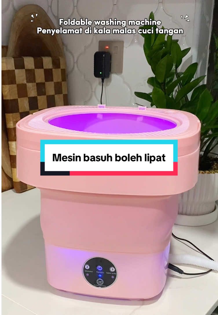 Mesin basuh rosak. Boleh pula baju sekolah anak tertinggal nak basuh. Nasib baik ada portable washing machine ni. Campak je dlm ni x yah susah2 nak cuci tangan 🤭 #washingmachine #foldablewashingmachine #portablewashingmachine #mesinbasuhmini #cucibaju 
