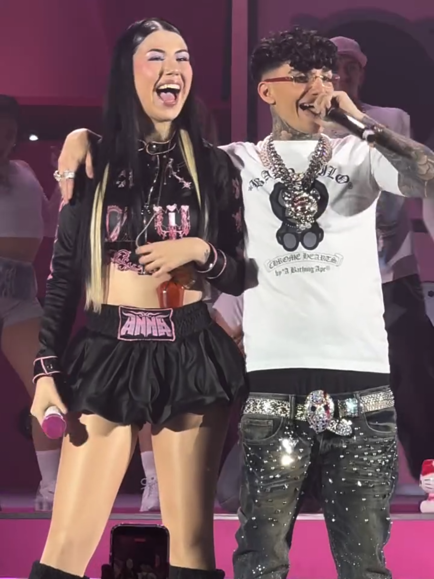 Anna insieme a Niky cantano 