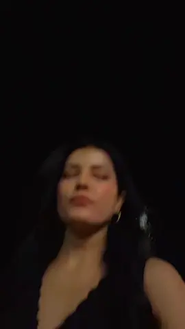 Ne gönlün dilini bilen var,ne de dilin gönlündekini…🥀