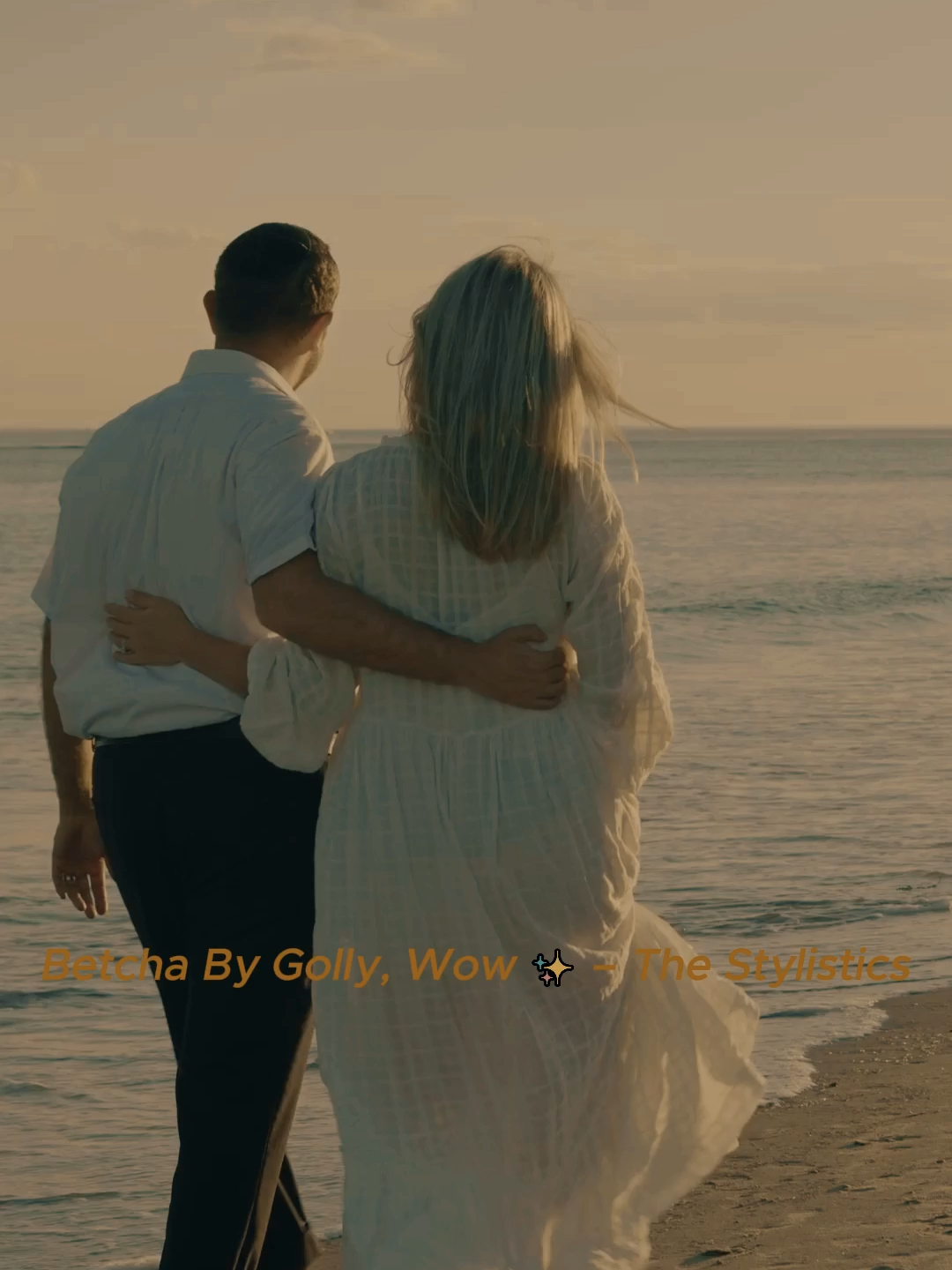 Betcha By Golly, Wow ✨ – The Stylistics Quando a música toca… tudo ao redor fica mais leve. Essa canção embala lembranças que o tempo nunca conseguiu levar. É aquele tipo de amor que chega devagar… e fica para sempre dentro da alma. 💛✨ Feche os olhos, respire fundo… e sinta cada nota. #nostalgia #classicos #anose70 #lovesongs #romantica #memorias #tiktoknostalgico #musicasqueamarcam #estetica #cinematico #retrosongs #stylistics #vibes