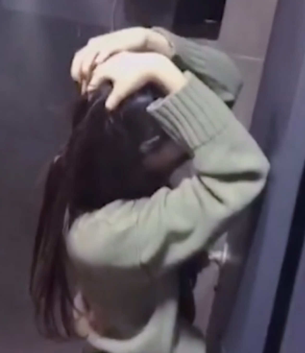 Dreamcatcher’s staff scaring Siyeon lol #siyeon #kpop #kpopfyp #dreamcatcher #kpopfunnymoments #kpopedit #kpopedit 