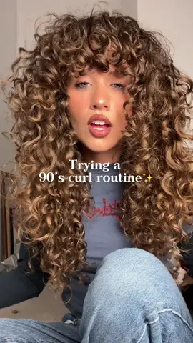 okay the volume goes insane!!! The fact that this is literally just mousse is crazy!!  IB: @julia!  Products used: @johnfriedauk dream curls mousse  @Color Wow UK style on steroids  #curlygirl #curlyhairroutine #90s #curlyhair 