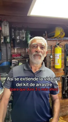 Replying to @Gozak  Si estás cambiando el kit de arrastre cada año… alguien te está diciendo mentiras 🥶 O tu taller, o tu mantenimiento, o tus hábitos. Pero el kit NO se desgasta tan rápido. En este video te muestro el truco que usamos en Mario Motos desde 1984 para que un kit bien cuidado te dure 3–4 años, SIN estarlo cambiando cada rato y SIN botar plata porque “ya tocaba”. La verdad es esta: El kit no muere por tiempo… Muere por descuido. Si querés dejar de financiar talleres con cambios innecesarios, mira el video hasta el final. ¡La Vida es Maravillosa!  Mario Motos | Since 1984 #motos #mecanica #kitdearrastre #medellin 