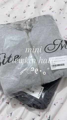 use code 'ANGELREI' for $$ off ! #lewkin #baggyjeans #jeans #OOTD #blackfridaysale @Lewkin 