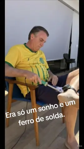 bolsonaro foi preso. A prisão preventiva foi decretada pelo Ministro Alexandre de Moraes. Bolsonaro teria tentado retirar a tornozeleira eletrônica e também foi visto risco de fuga na convocação feita pelo filho Flavio Bolsonaro. #preventiva #alexandredemoraes #xandao