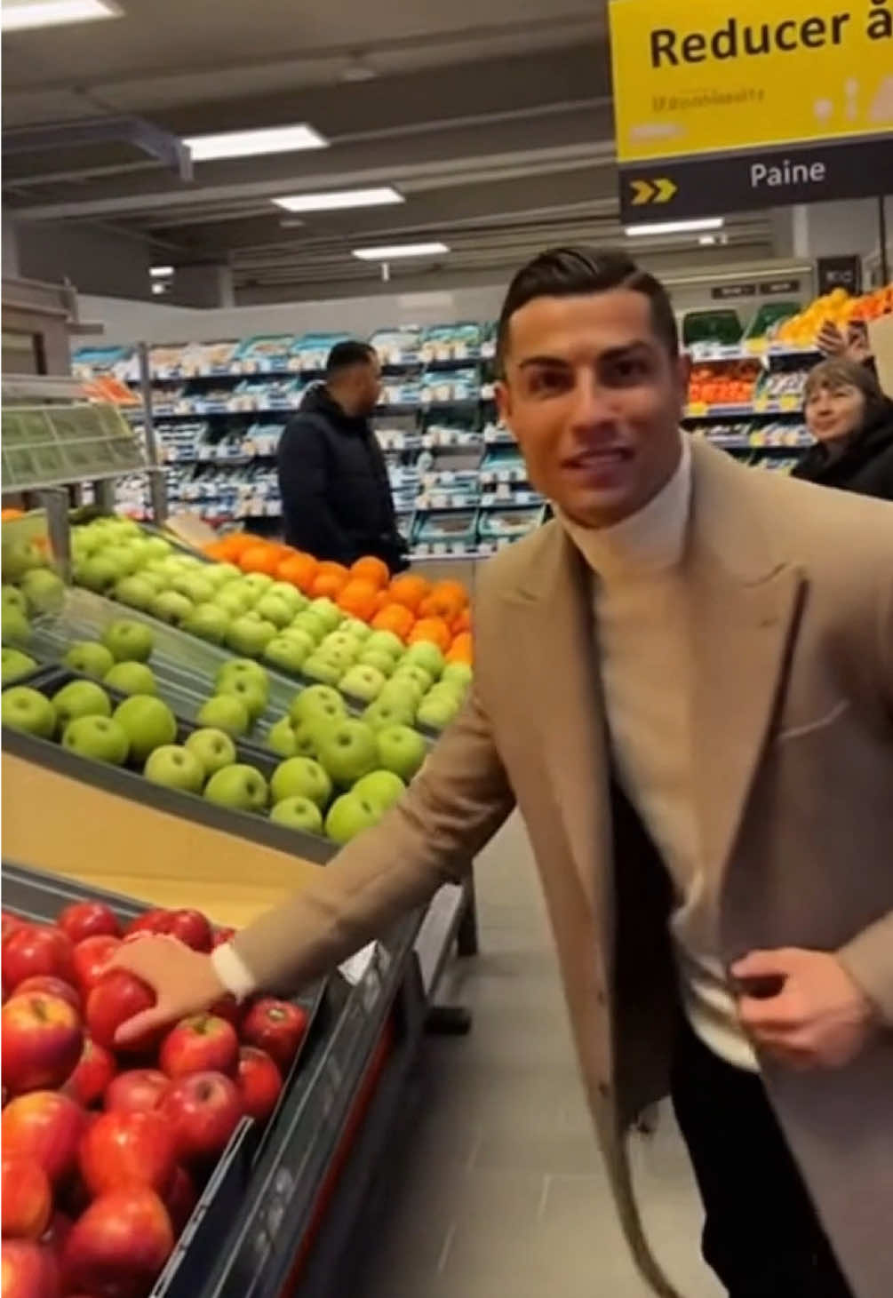 Ronaldo alla Lidl #sora #ai #ironia #ronaldo #Lidl