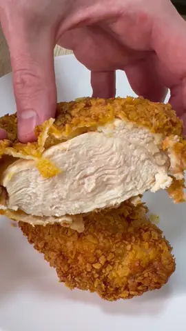 Готовим и пробуем курочку от thezachchoi если что, жарить на слабом огне, а то чипсы сгорят, и нельзя есть чипсы после соприкосновения с сырой курицей и сырым яйцом  #готовимКурицу #обзорЕды #курицаСЧипсами