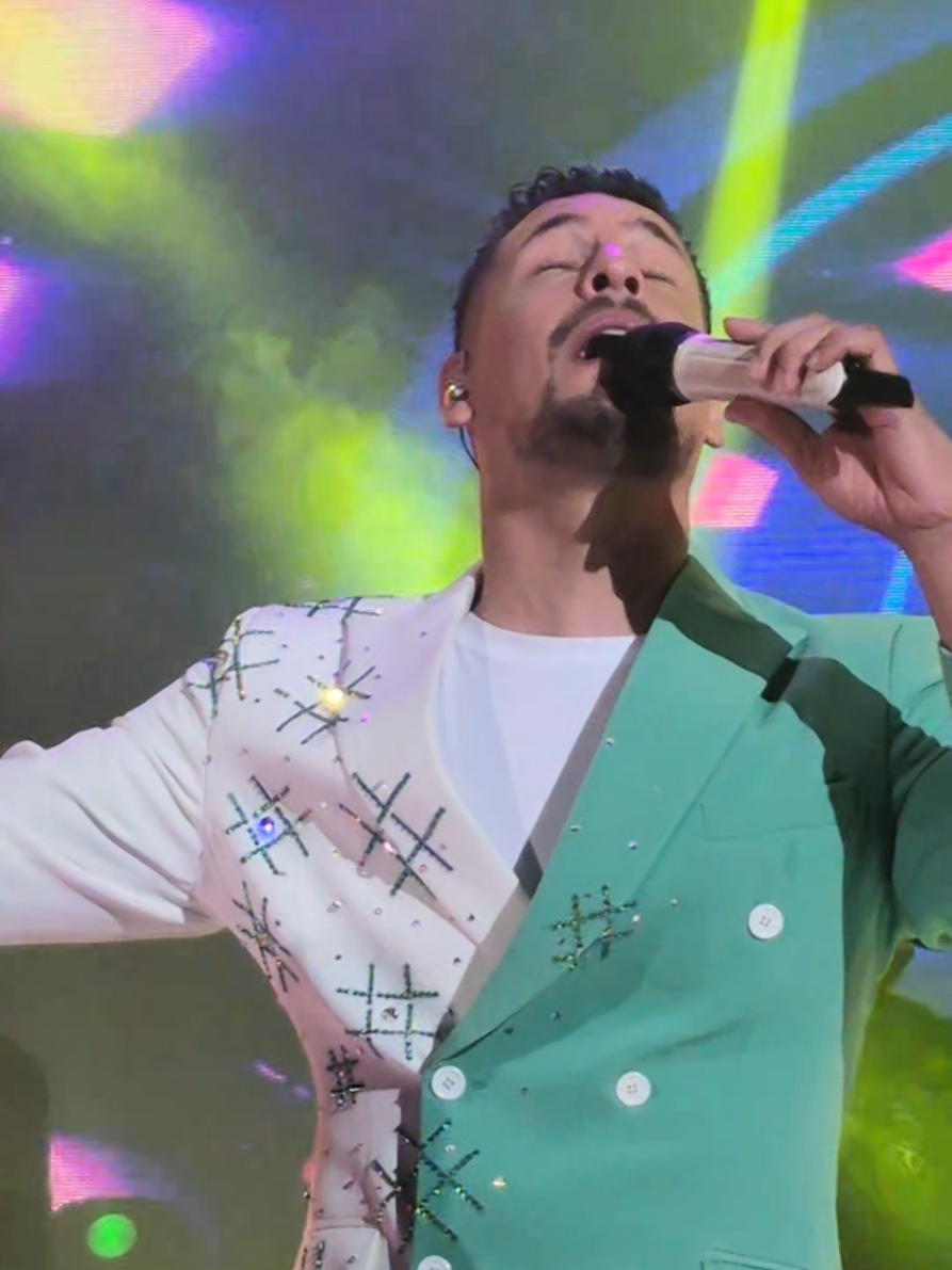 ¡Broche de oro para #PasionDeSabado , @Rodrigo Tapari cerró así el programa con su show en vivo! 🥰🥰🥰 #rodrigotapari 