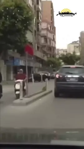 أثار تقرير الطبيب سامر فاكهاني جدلًا واسعًا بعد كشفه ارتفاعًا غير مسبوق في معدلات البكتيريا المحمولة في الهواء في عدد من المناطق اللبنانية، خصوصًا تلك التي شهدت قصفًا مكثّفًا خلال الأيام الماضية. فقد سجّلت الضاحية الجنوبية، صيدا، الرمل البيضا، الحمرا، والمريجة مستويات تلوّث تفوق المعدلات الطبيعية بكثير، الأمر الذي انعكس مباشرة على السكان مع الإبلاغ عن عشرات الحالات التي ظهرت عليها عوارض مفاجئة، أبرزها حرقة شديدة في العينين، نوبات حساسية حادة، والتهابات تنفّسية غير مألوفة. #اكسبلور #newacc #viral #explore #عاجل 