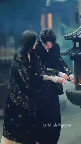 Người trong kỷ niệm  Có một người từng đi ngang qua đời,  nhẹ như một cơn gió thoảng… mà để lại cả bầu trời ký ức. Không biết từ khi nào, hình bóng ấy đã nằm yên nơi ngực trái chỗ sâu nhất, ấm nhất... và cũng đau nhất.  Ngày ấy, giọng nói ấy dịu dàng đến lạ. Chỉ cần nghe thôi, tim đã run lên,  như thể thế gian này chẳng còn gì ngoài một người đó. Có lẽ, cũng từ khi ấy, mới biết thế nào là mơ mộng,  là chờ mong, là muốn được ai đó nắm tay thật lâu mà chẳng nói gì.  Thời gian trôi đi, bao mùa thay lá, bao người đến rồi đi. Vậy mà, có những buổi chiều bất chợt,  khi nắng tàn sau mái hiên, ký ức cũ lại ùa về. Chỉ một nụ cười năm ấy thôi… mà khiến trái tim khờ khạo vẫn lặng lẽ nhói lên,  như vừa nghe lại bản nhạc cũ đã nằm yên trong tủ bao năm.  Người ấy, đã dạy cho ta biết tin vào lời hứa, dù chỉ là lời hứa trong mơ. Đã khiến ta hiểu rằng, có những duyên phận đến để ta thương, chứ không để ta giữ. Và có những người… sinh ra là để đi lạc vào tim nhau, rồi đi mất, không một lần ngoái lại.  Nhiều năm sau, khi đã đi qua đủ những được, mất, còn, quên, vẫn có đôi khi, trong giấc ngủ chập chờn, hình ảnh ấy lại trở về,  mờ nhòe nhưng rất thật. Không còn đau, chỉ thấy lòng dịu lại…  như gặp lại một phần của mình trong quá khứ.  Có một người chẳng còn ở đây, nhưng vẫn ở trong tim. Một người của năm tháng, của thanh xuân, của những điều đẹp nhất mà cuộc đời này từng cho.  Chỉ là… Nếu có kiếp sau, xin được gặp lại Dù chỉ để mỉm cười, rồi bước qua nhau thêm một lần nữa…#lyminhnguyen88 #tâmtrạng #nhớ #múa 