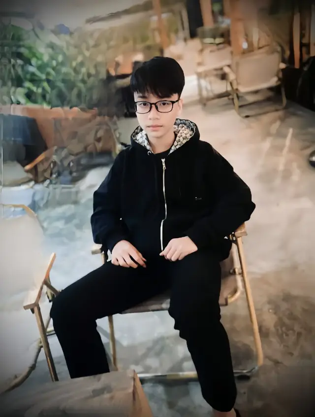 Tình yêu không phải là những lời hứa hẹn ngọt ngào trong phút dây say đắm, mà là sự kiên nhẫn, và bao dung trong những ngày giông bão. Yêu không phải lúc nào cũng là những cãi nắm tay hay những ánh mắt đắm say, mà là khi cả hai lựa chọn ở lại, cùng nhau vượt qua những ngày không hoàn hảo. thế giới có thể rộng lớn và nhiều lựa chọn, nhưng chỉ khi ta yêu thật lòng yêu một người, thì chỉ cần một ánh mắt, một nụ cười, cũng đủ làm cả vũ trụ ngoài kia chở nên thừa thãi.Tình yêu đẹp không phải là tình yêu khiến ta choáng ngợp, mà là tình yêu khiến ta bình yên.