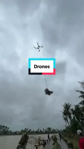 Drones xuất hiện giữa vùng lũ, yeahhh.  Miền Trung ơi, cố lên, luôn có cả nước dõi theo và đồng hành.  #miềntrung #CứuTrợ #bãolụtmiềntrung #vietnam #bão 