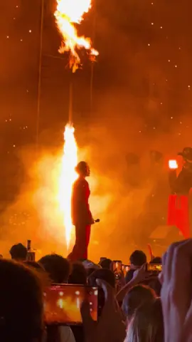 Mỹ Tâm hát hit Hào Quang tại Jollibee  #mytam #haoquang #jollibee #trending 