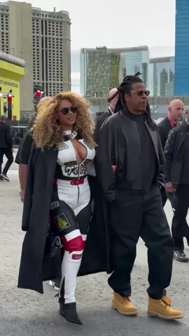 Jay-Z e Beyoncé acabam de chegar ao GP de Las Vegas 2025 para acompanhar a corrida de Formula 1 🌟 presença de peso no paddock mais estrelado do ano. #f1tiktok #f1 #lasvegasgp #beyoncé #jayz 