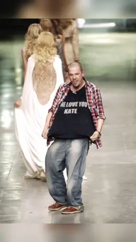 Alexander McQueen FW 2006 #fashion #iconic #katemoss #alexandermcqueen #targetaudience 