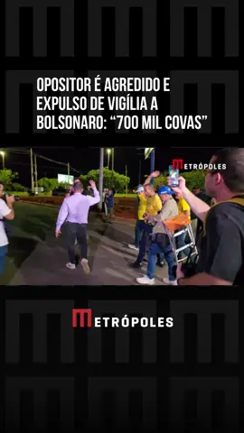 Um opositor a Jair #Bolsonaro (PL) invadiu, neste sábado (22/11), a #vigília que ocorria na porta do condomínio onde reside o ex-presidente, em #Brasília. Ismael, que diz ser um dos coordenadores da Frente Nacional dos Evangélicos, foi agredido e expulso da roda de #oração após fazer críticas à condução do então chefe do Poder Executivo durante a pandemia da Covid-19. “Nós temos orado por justiça nesse país, nós temos orado para aqueles que abrem covas caiam nelas, não mortos, porque não é isso que a gente deseja. A gente deseja que sejam julgados e condenados pelo mal que fizeram, como o seu pai, que abriu 700 mil covas na pandemia”, disse o evangélico ao senador Flávio Bolsonaro (PL-RJ). O ex-desembargador e advogado Sebastião Coelho tomou o microfone das mãos de Ismael, que foi expulso aos gritos, chutes e tapas do local. “Sai daqui, filho da put*”, gritavam os apoiadores de Bolsonaro, que também chamaram Ismael de “vagabundo”. A polícia precisou intervir com gás de pimenta. Quando Ismael foi falar com a imprensa, não conseguiu abrir os olhos. Bolsonaro teve a prisão preventiva decretada neste sábado (22/11). Está detido na Superintendência da Polícia Federal (PF), em Brasília. Moraes determinou que a defesa de Bolsonaro se manifeste em 24 horas para explicar por que o ex-chefe do Palácio do Planalto tentou violar a tornozeleira eletrônica, que utilizava desde 18 de julho — poucos dias depois de ter tido a prisão domiciliar decretada pelo ministro. Após a manifestação da defesa, Moraes determinou que a Procuradoria-Geral da República (PGR) também se pronuncie no mesmo prazo. #TikTokNotícias 