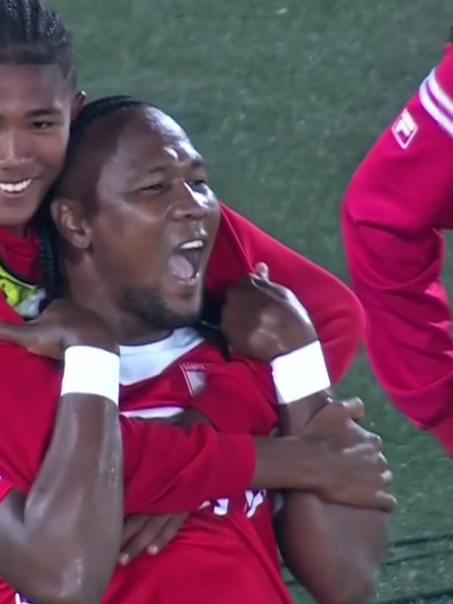 🧤 🤩⚽¡TIENEN QUE CERRAR EL ESTADIO, GOLAZO DE HUGO RODALLEGA! El delantero de Santa Fe remató de larga distancia y marcó una joya de gol para aumentar la ventaja ante Fortaleza. #LALIGAxWIN