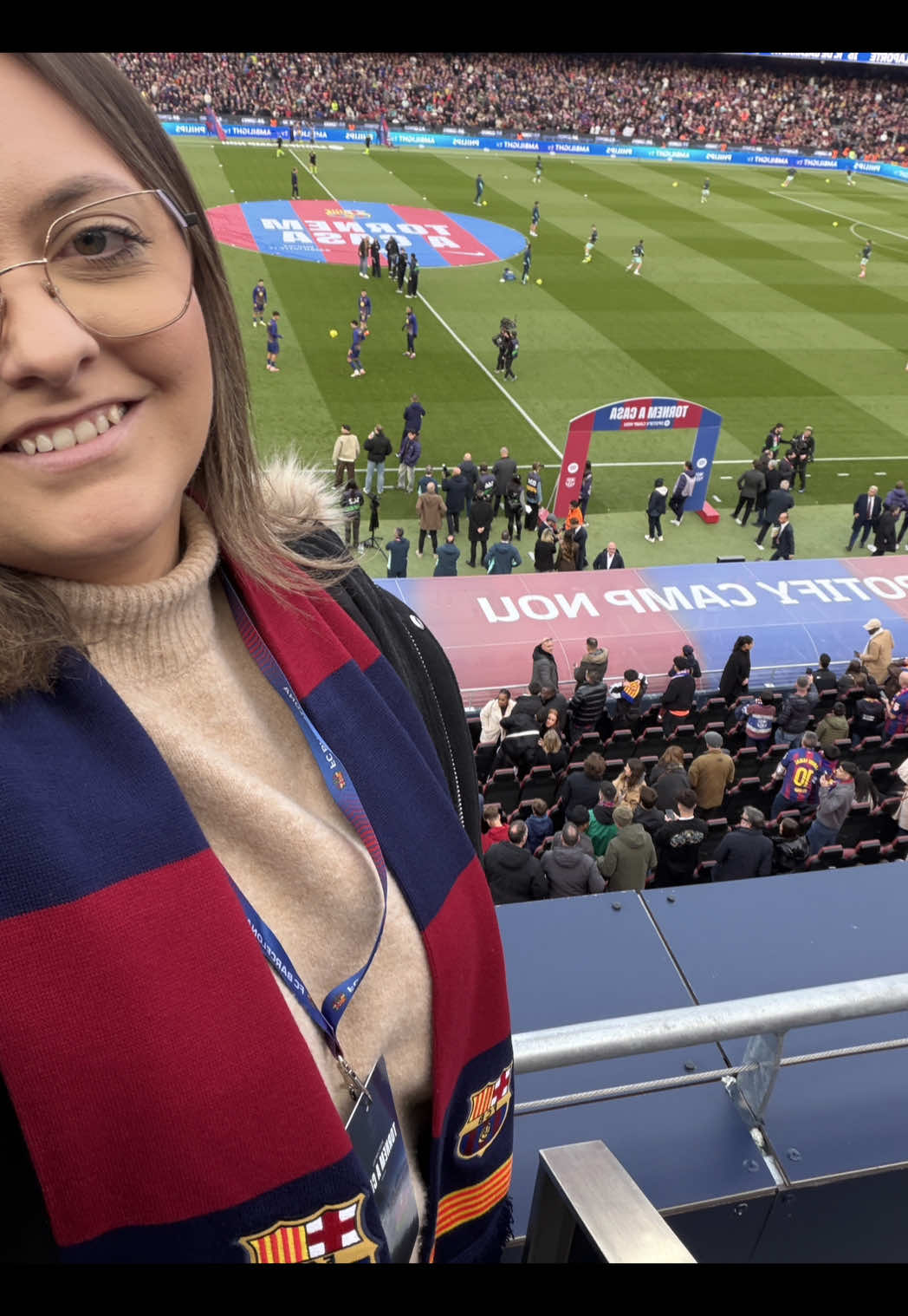 Un dia de partit al gol nord vaig anar, només entrar a la grada, em vaig enamorar, el cor em bategava, no preguntis perquè del Barça soc suporter sempre t’animareeeeee… ale ale aleeeee❤️💙@fcbarcelona @EstopA @bzrp @alexroca91 #campnou #bzrp #barça #barcelona #estopa 