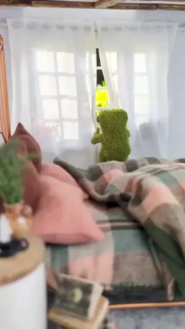 #animation   🎥🐸 « Scène de cinéma : deux grenouilles en laine gèrent toute la maison » 🎥🐸 