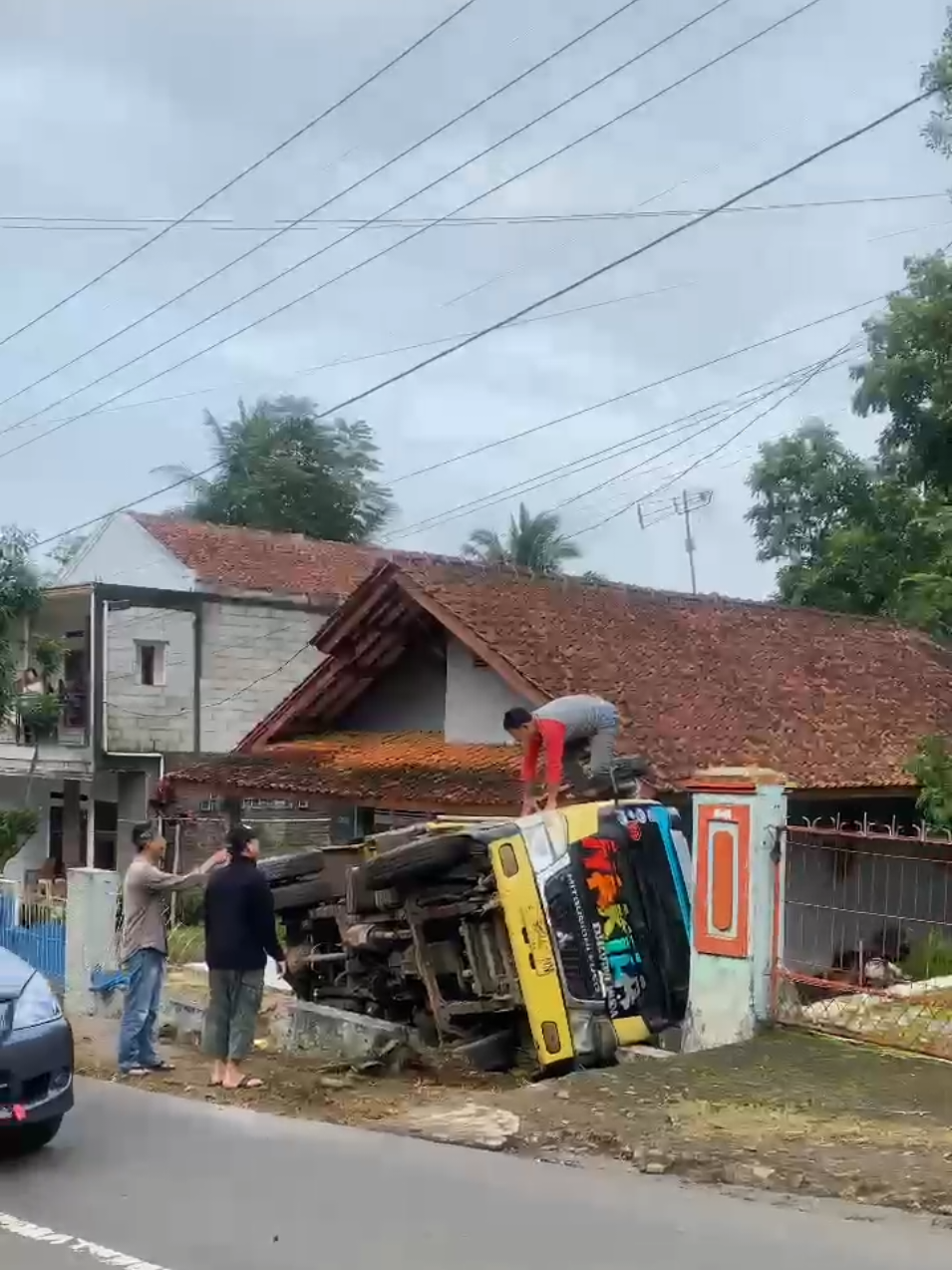 barusaja a kecelekaan truck mundur lagi di tanjakan cikadawung ciwaliur, jl raya malangbong wadodesa mekarasih malangbong garut #lakalantas #malangbong #fyp #infomalangbong #malangbonggarut 