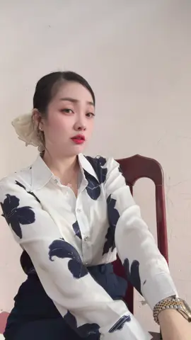 Kể em nghe đi nào 🥰#côgiaohuyenlinh #xuhuongtiktok #trend 