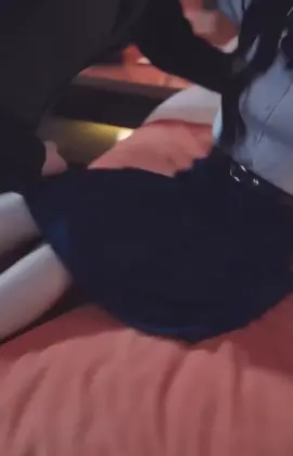 🎬 CÔ GÁI NGHÈO BỊ ÉP KẾT HÔN – AI NGỜ LẠI LẤY TỔNG TÀI BÁ ĐẠO Trong một đêm mưa định mệnh, cô gái nghèo An Nhiên, hiền lành, giàu lòng tự trọng nhưng phải gánh nặng nợ nần của gia đình, bất ngờ bị buộc tham gia cuộc hôn nhân sắp đặt để cứu lấy cha mẹ. Cô nghĩ rằng cuộc đời mình từ đây sẽ chìm trong bi kịch, làm vợ của một người lạ để đổi lấy tiền. Không ai ngờ rằng chú rể lại là Lục Thiên Hạo – vị tổng tài trẻ tuổi lạnh lùng, giàu có và cực kỳ quyền lực trong giới thương nghiệp. Anh nổi tiếng tàn nhẫn trên thương trường, không tin vào tình yêu, chỉ xem hôn nhân là giao dịch. 🌪️ Ngày cưới, cô mặc chiếc váy đơn giản, cúi đầu bước vào lễ đường. Người đàn ông trước mắt cô, ánh mắt sắc lạnh nhưng sâu thẳm, chỉ nói một câu: ➡️ “Từ hôm nay, em là vợ của tôi. Trong thế giới của tôi, không ai được phép tổn thương em… ngoài tôi.” 🧊 Ban đầu, anh lạnh nhạt, dùng quyền lực ép cô phải tuân theo. Cô mạnh mẽ chống trả, không chịu cúi đầu trước vị tổng tài bá đạo. Nhưng chính sự kiên cường ấy lại từng bước làm tan chảy trái tim băng giá của anh. 💔 Cô vì gia đình chấp nhận hy sinh bản thân. 🔥 Anh vì cô mà thay đổi, chống lại cả thế giới. Dần dần, đằng sau vẻ kiêu ngạo và lạnh lùng là một người đàn ông khao khát được yêu thương. Còn cô – từ một cô gái nghèo vô danh – trở thành người phụ nữ duy nhất khiến tổng tài sẵn sàng từ bỏ mọi thứ để bảo vệ. ⸻ 🎞️ Cao trào phim: ✔️ Cô bị kẻ xấu hãm hại, anh lao đến giữa nguy hiểm, hét lên: “Không ai được chạm vào cô ấy! Cô ấy là vợ tôi!” ✔️ Anh công khai tuyên bố tình cảm trước truyền thông, khiến cả thương trường chấn động. ✔️ Hôn nhân từ hợp đồng trở thành mối tình khắc cốt ghi tâm. ⸻ 💖 Thông điệp: “Đôi khi, số phận đưa ta đến với nỗi đau… chỉ để mở ra một tình yêu kỳ diệu.”#PhimTìnhCảmHotTikTok #PhimHay2025 #PhimTikTok #PhimHot2025 