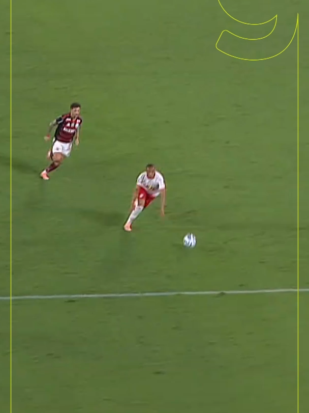 Varela obrigou Cleiton a fazer grande defesa. Na sequência, Cebolinha acabou atingido na cabeça e ficou sentindo. #futebol #flamengo #bragantino #brasileirao #tiktokesportes